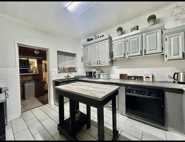 2 BEDROOM TOWNHOUSE FOR SALE IN VANDERBIJLPARK CE 1